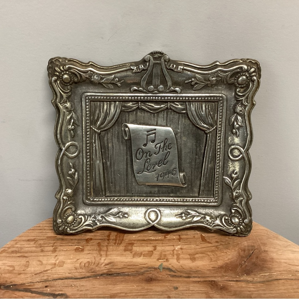 Asking for help identifying this vintage piece - Picture 2 of 12